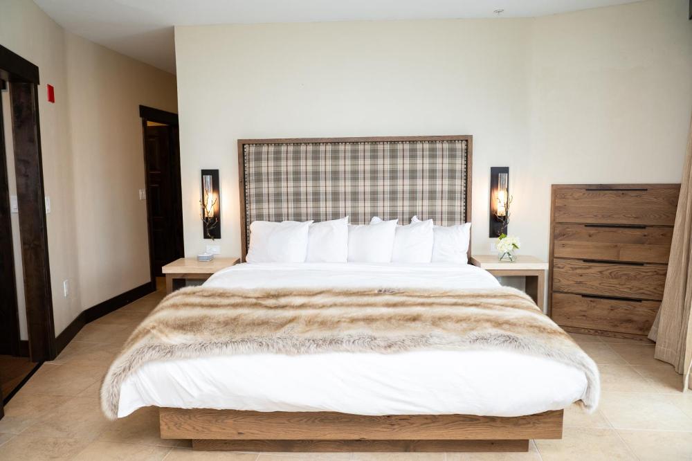 Superior One-Bedroom King Suite with Lake View interior
